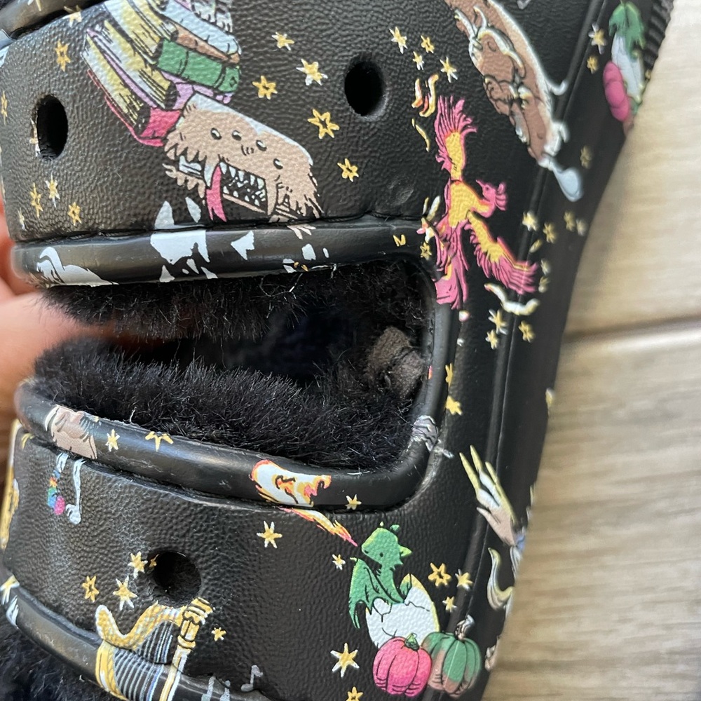 Crocs x Harry Potter x Vera Bradley Cozy fur lined sandals - Picture 2 of 10